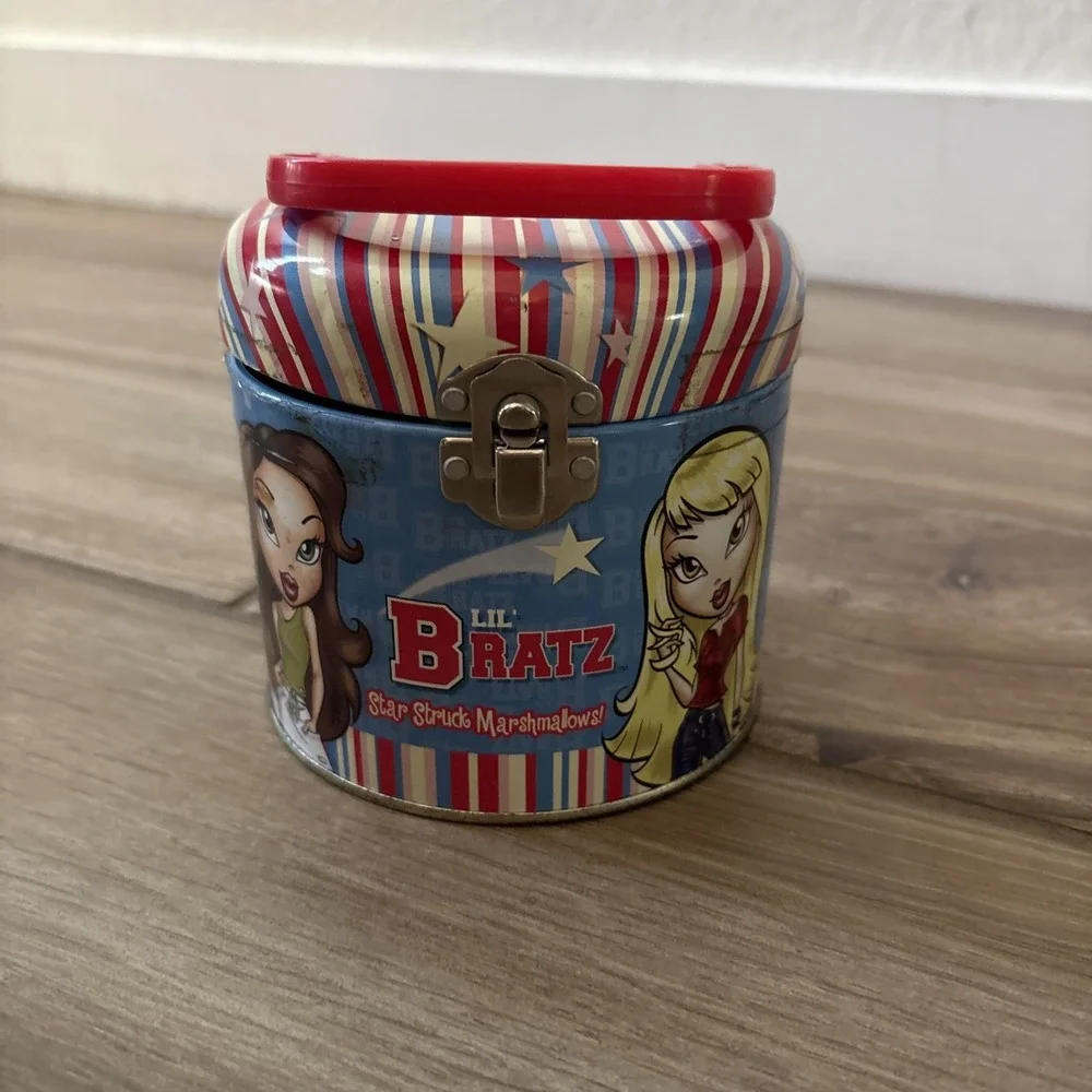 2004 Lil Bratz Star Struck Marshmallows Tin Red White Blue Stars 3.5x4